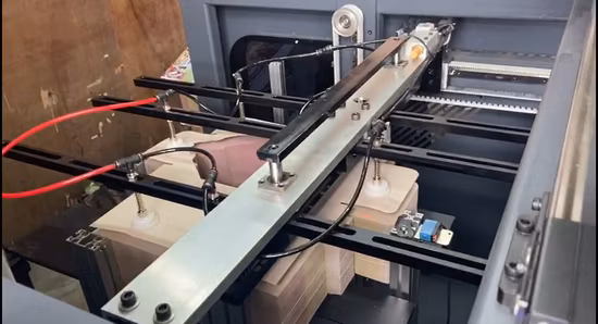 自動給紙おもちゃ箱製造機段ボールカートンウィンドウフィルムパッチングマシンウィンドウボックス工場用全自動接着機